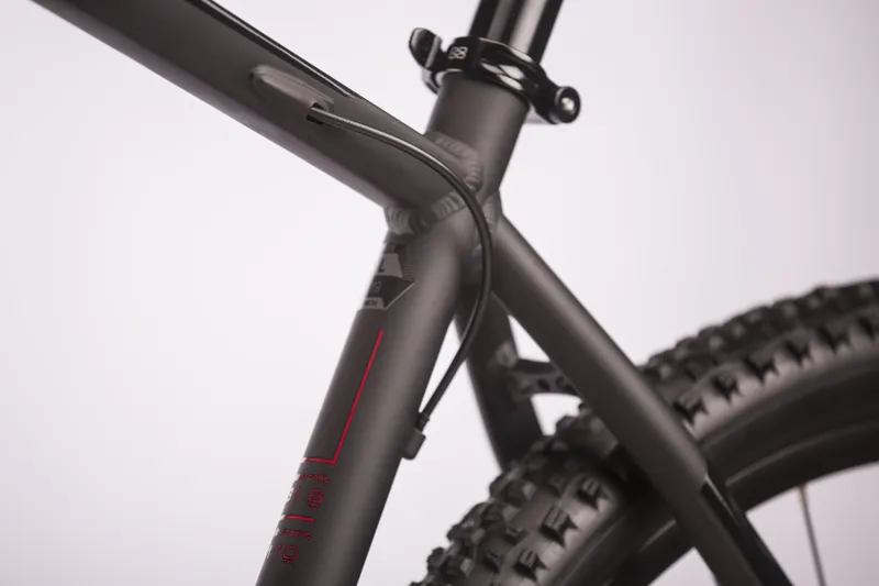 Drag Hardy 9.0 Alivio Hardtail Mountain Bike Black/Red-10